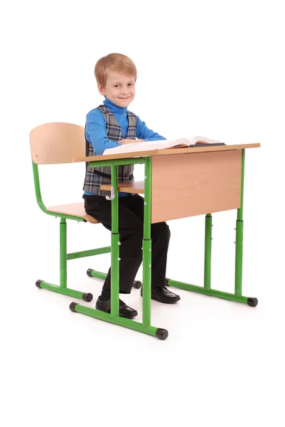 Ragazzo seduto alla scrivania di una scuola — Foto Stock