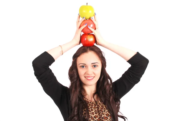 Teen flicka innehar en tre äpplen på huvudet — Stockfoto
