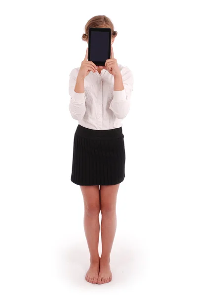 Flicka håller TabletPC i ansiktet — Stockfoto