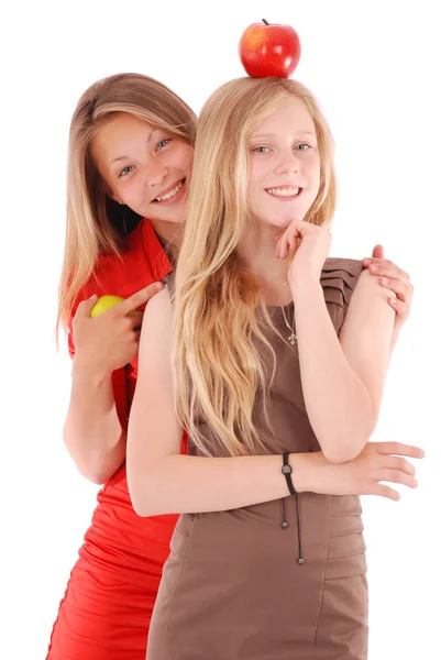 两个女孩抱着新鲜的苹果 — 图库照片