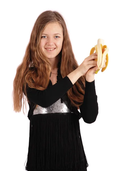 Девушка держит свежий банан — стоковое фото