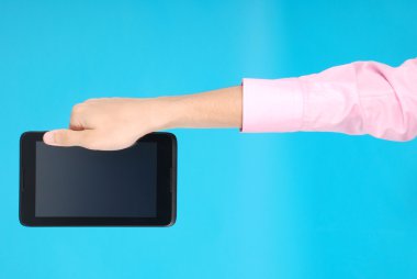 Bir dokunmatik ekran tutan erkek el