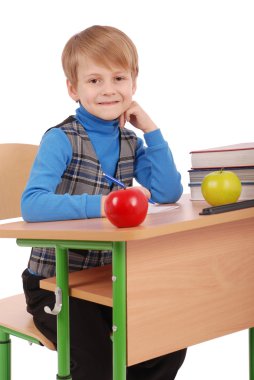 Okul masa başında oturan çocuk
