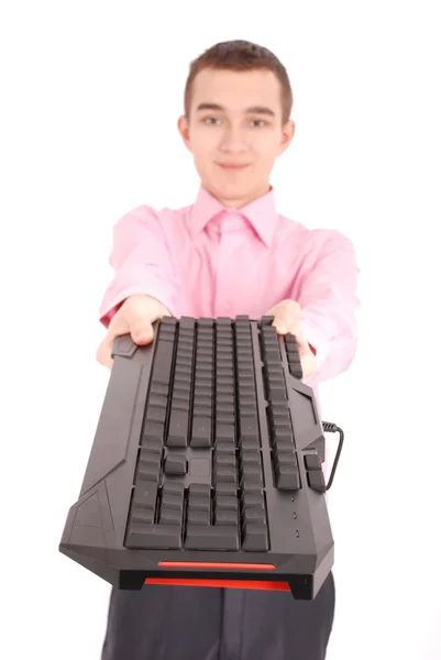 Улыбающийся подросток с компьютерной клавиатурой — стоковое фото