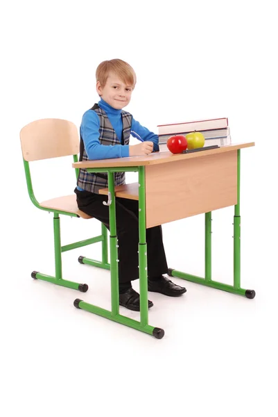 Ragazzo seduto alla scrivania di una scuola — Foto Stock