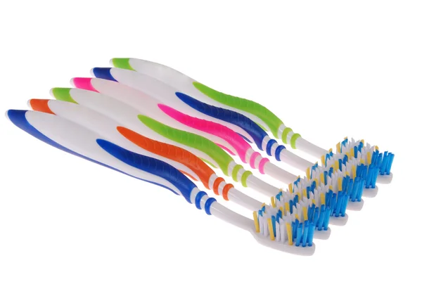 Cepillos de dientes de colores. Fondo blanco. (Recorte camino ) — Foto de Stock