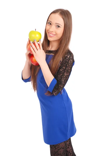 Молодая улыбающаяся брюнетка с тремя яблоками — стоковое фото