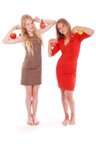 Deux filles tenant des pommes sur ses biceps — Photo