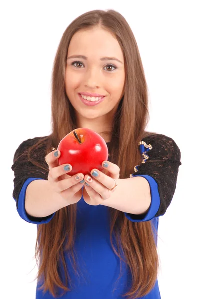 Ung flicka erbjuder betraktaren ett äpple — Stockfoto