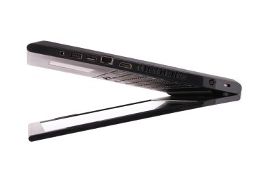 Siyah dizüstü kırpma yolu