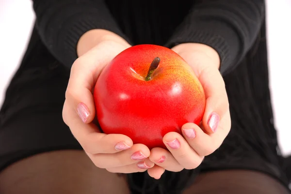Κορίτσι που κρατάει ένα κόκκινο μήλο — Φωτογραφία Αρχείου
