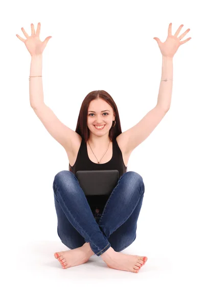 Feliz estudiante adolescente sentada en el suelo con la tableta pc a — Foto de Stock