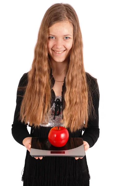 Meisje maatregelen het gewicht van appels — Stockfoto