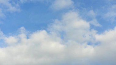 Bulut zaman atlaması. Mavi gökyüzü beyaz bulutlar. Kabarık beyaz bulutlar. Kümülüs bulutlu zaman çizelgesi. Yaz mavisi gökyüzü zaman aşımı. Doğa mavi gökyüzü.