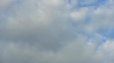 Bulut zaman atlaması. Mavi gökyüzü beyaz bulutlar. Kabarık beyaz bulutlar. Kümülüs bulutlu zaman çizelgesi. Yaz mavisi gökyüzü zaman aşımı. Doğa mavi gökyüzü.