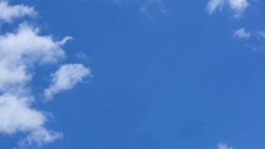 Fırtınalı gökyüzünün, aydınlık gökyüzünün, gün ışığının kararmasıyla yavaş yavaş karanlığa dönüşmesi..