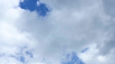 Fırtınalı karanlık gökyüzü açık mavi bir gökyüzüne dönüşüyor.