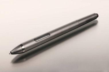 Ekran arka planında dijital tablet için stil izole edildi. Yüksek çözünürlüklü. Tam alan derinliği.