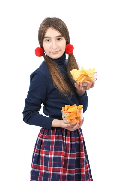 Tonårstjej Väger Två Skålar Med Potatischips Isolerad Vit Bakgrund Högupplöst — Stockfoto