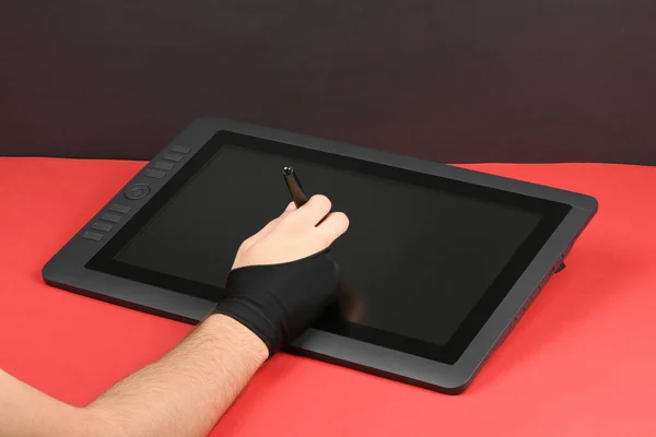 Ręka Człowieka Pracuje Monitorze Graficznym Czerwonym Stole Kolorów Czarny Komputer — Zdjęcie stockowe