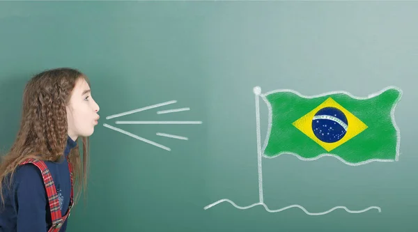 Egy Kamasz Lány Aki Iskolatanácsra Fúj Táblára Rajzolja Brazil Zászlót — Stock Fotó