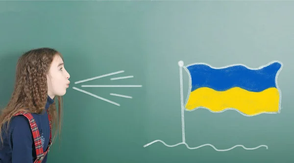 Menina Pré Adolescente Soprando Conselho Escolar Desenhado Bandeira Ucrânia Quadro — Fotografia de Stock