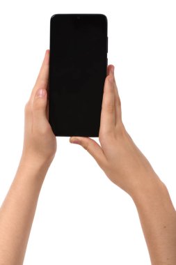 Siyah akıllı telefonu boş ekranlı yatay olarak tutan bir adam. Beyaz arka planda izole edilmiş. Yüksek çözünürlüklü. Tam alan derinliği.