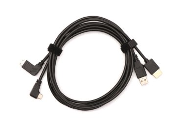 Grafik monitörü için siyah güç kablosu beyaz arkaplanda izole edildi. Yüksek çözünürlüklü. Tam alan derinliği