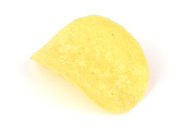 Beyaz arka planda izole edilmiş lezzetli patates cipsleri. Yüksek çözünürlüklü. Tam alan derinliği.