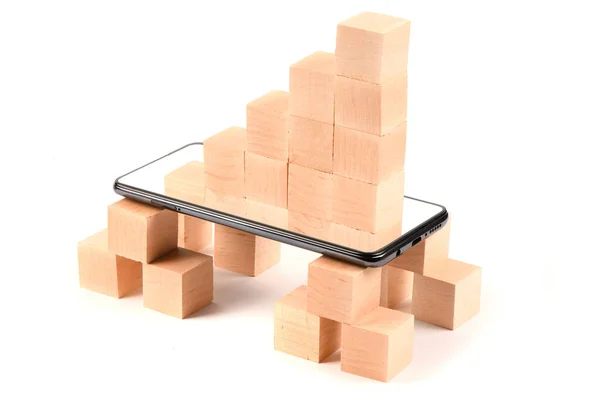 Schwarze Mobiltelefone Und Holzwürfel Smartphone Mit Leerem Bildschirm Isoliert Auf — Stockfoto