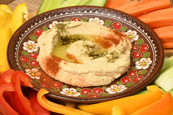 Ein Teller Humus Mit Olivenöl Gewürzen Und Gemüse Foto Hoher — Stockfoto