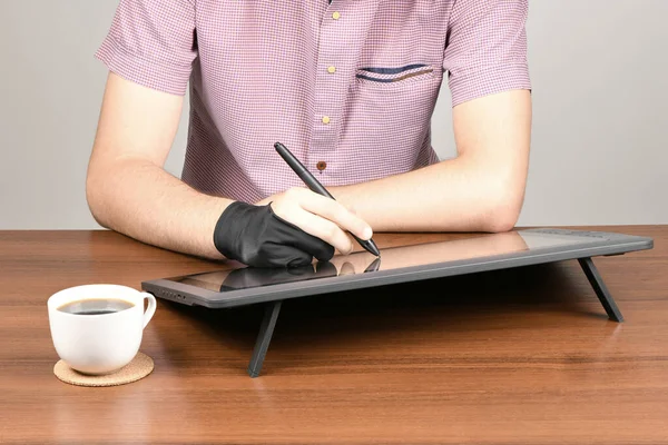 人は木製のテーブルのグラフィックモニターで働く 空白の画面を持つ黒いタブレットコンピュータ 高解像度写真 フィールドの深さ 作業環境の概念 — ストック写真