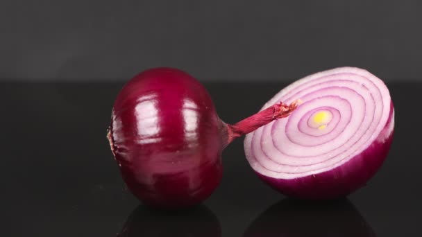 Die Rote Zwiebel Wird Durch Die Schwerkraft Bewegt Auf Einer — Stockvideo