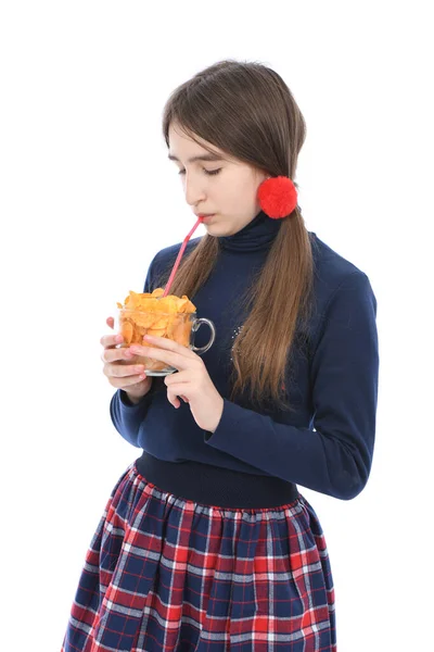 Menina Pré Adolescente Segurando Tigela Está Cheia Batatas Fritas Isolado — Fotografia de Stock