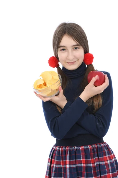 Pre Adolescent Meisje Weegt Kommen Vol Chips Rode Appel Geïsoleerd — Stockfoto