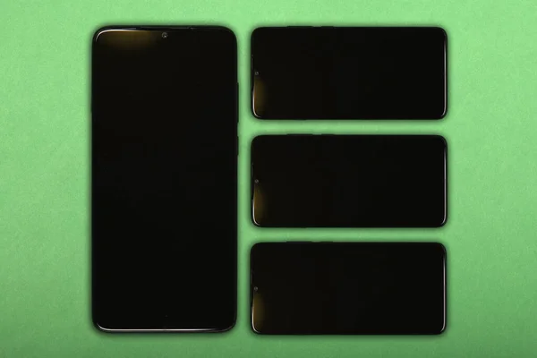 Μαύρο Κινητό Smartphone Κενή Οθόνη Απομονωμένο Πράσινο Φόντο Φωτογραφία Υψηλής — Φωτογραφία Αρχείου