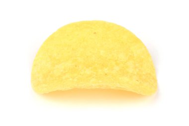 Beyaz arka planda izole edilmiş lezzetli patates cipsleri. Yüksek çözünürlüklü. Tam alan derinliği.