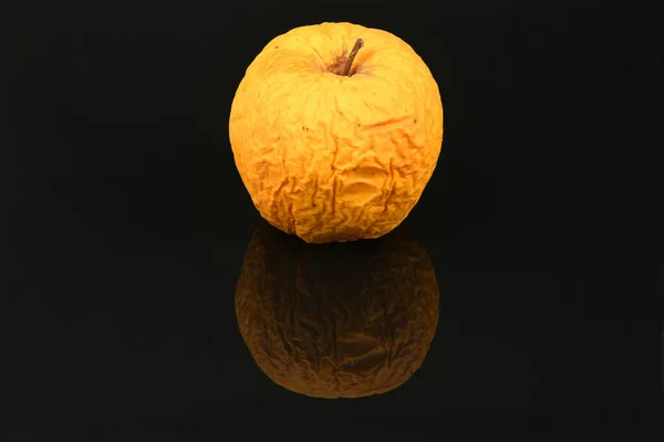 Siyah Aynada Izole Edilmiş Sarı Elma Yüksek Çözünürlüklü Tam Alan — Stok fotoğraf