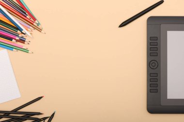 Şeftali renkli masada grafiksel monitör stili. Siyah tablet bilgisayar ve boş ekran. Yüksek çözünürlüklü. Tam alan derinliği. Çalışma ortamı kavramı