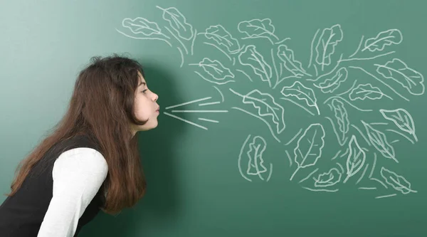 Menina Pré Adolescente Soprando Folhas Outono Pintadas Voando Foto Retrato — Fotografia de Stock