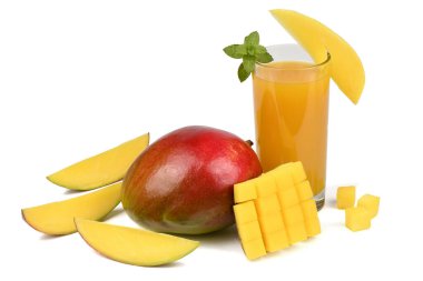 Taze mango meyveleri ve beyaz arka planda izole edilmiş bir bardak meyve suyu. Yüksek çözünürlüklü. Tam alan derinliği.