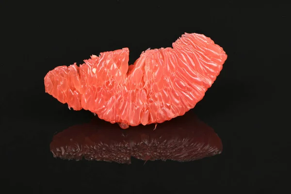 Vonící Čerstvý Lahodný Plátek Grapefruitu Akrylovém Černém Pozadí Nízká Detailní — Stock fotografie