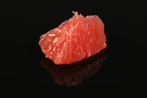 Fragante Rebanada Fresca Deliciosa Pomelo Sobre Fondo Negro Acrílico Bajo — Foto de Stock