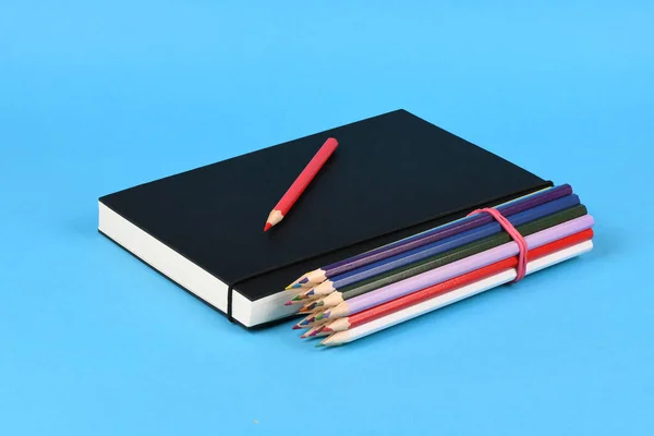 Mavi Arka Planda Kalemleri Olan Işyerinin Yan Görüntüsü Yüksek Çözünürlüklü — Stok fotoğraf
