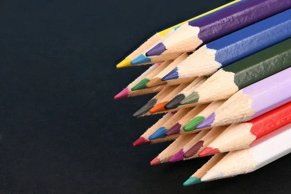 Duży Zestaw Kolorowych Ołówków Niebieskim Tle Zamknij Ujęcie Makro Zdjęcie — Zdjęcie stockowe