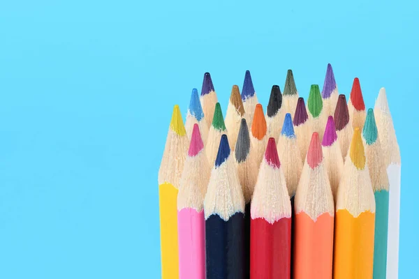 Satu Set Besar Pensil Berwarna Warni Dengan Latar Belakang Biru — Stok Foto