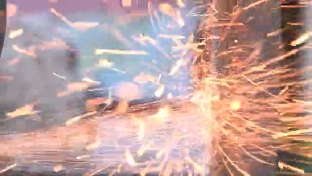 火花が熱い金属から飛ぶ 接近中だ サイドビュー — ストック動画