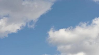 Bulut zaman atlaması. Mavi gökyüzü beyaz bulutlar. Kabarık beyaz bulutlar. Kümülüs bulutlu zaman çizelgesi. Yaz mavisi gökyüzü zaman aşımı. Doğa mavi gökyüzü.