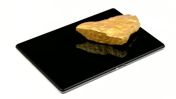 Bir Altın Külçesi Tablet Bilgisayarın Yüzeyinde Hareket Ediyor Yan Görüş — Stok video