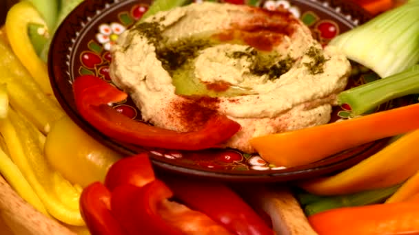 Ένα Πιάτο Χούμους Ελαιόλαδο Μπαχαρικά Και Λαχανικά Βίντεο Uhd 3840X2160 — Αρχείο Βίντεο